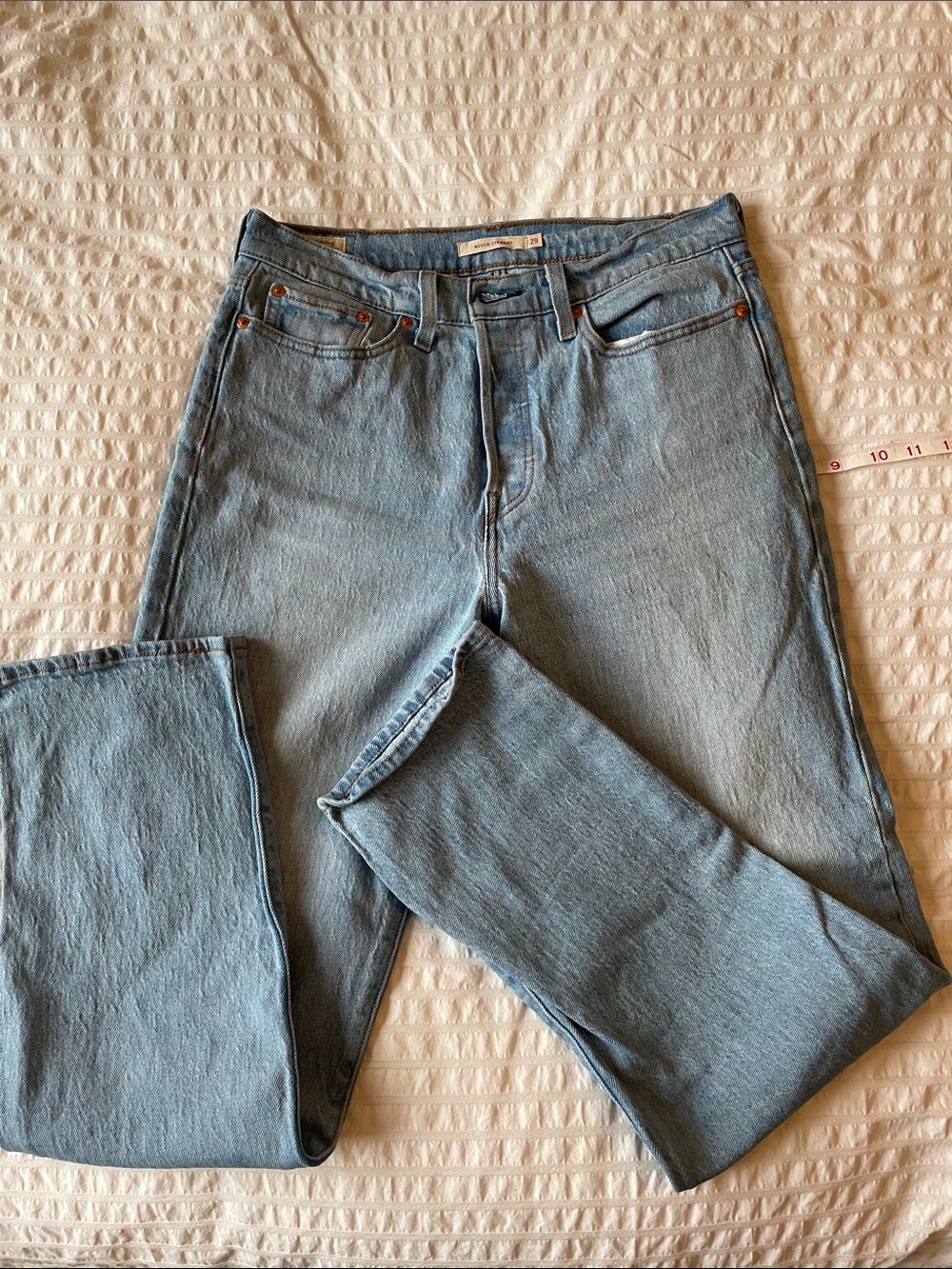 Levi’s Wedgie Straight 30” Light Wash Jeans